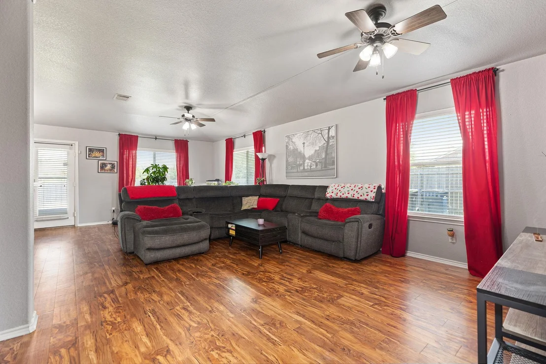 Photo of 327 Comal RUN