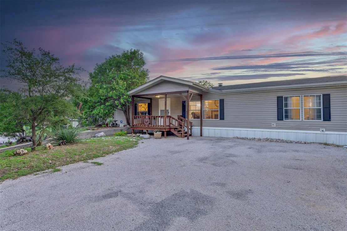Photo of 702 Liveoak RD