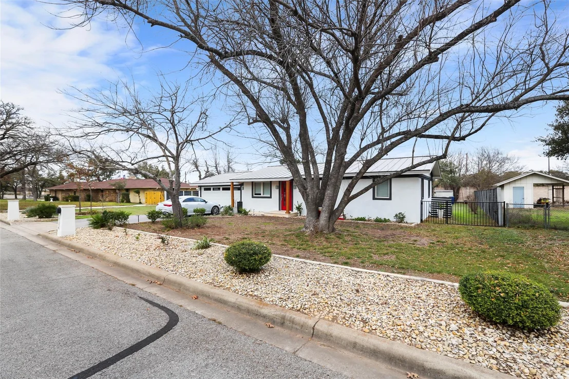 Photo of 1704 Lone Oak DR