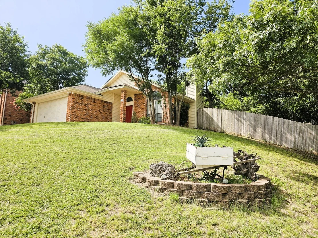 Photo of 1202 Bowen Ave