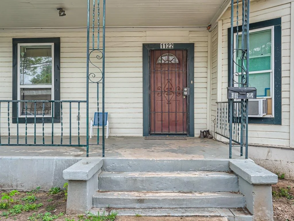 Photo of 1122 Chicon ST
