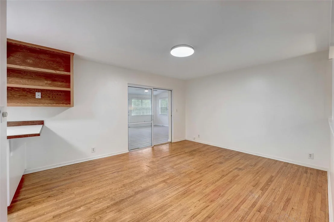 Photo of 900 River Oaks DR