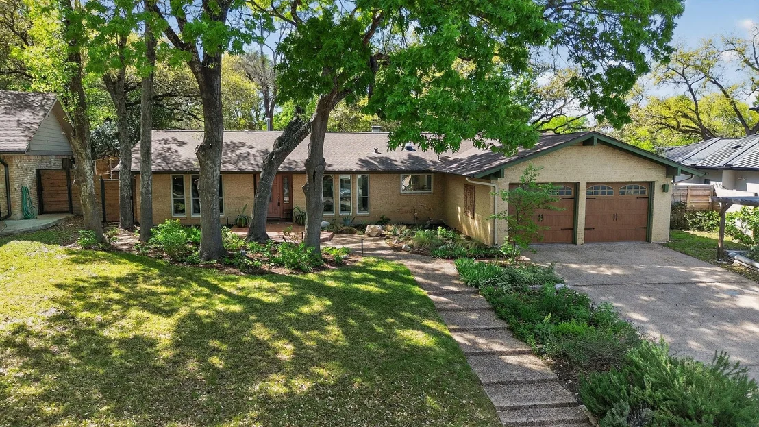 Photo of 2104 Four Oaks LN