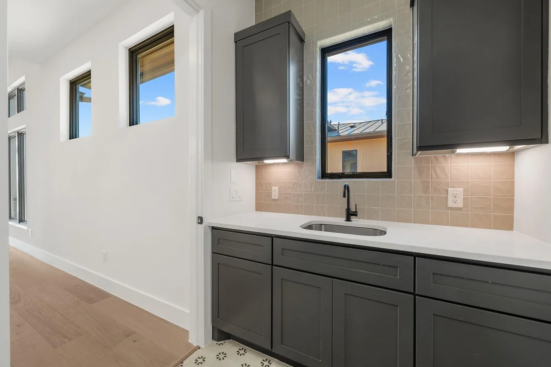 Photo of 2401 KAHALA SUNSET DR