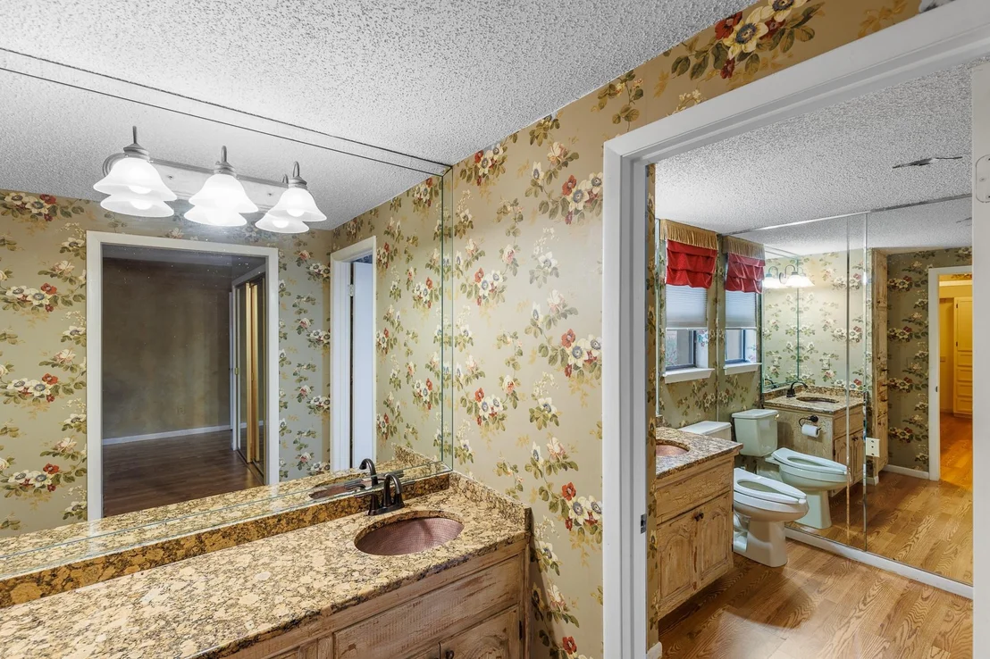 Photo of 2820 Aurora
