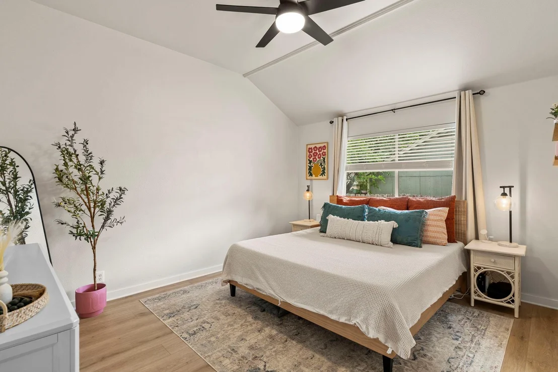 Photo of 215 Crystal Knoll BLVD