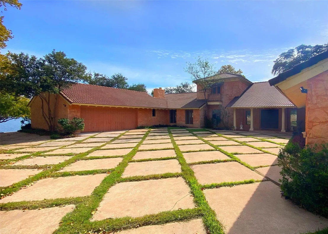 Photo of 1700 Lakeshore DR