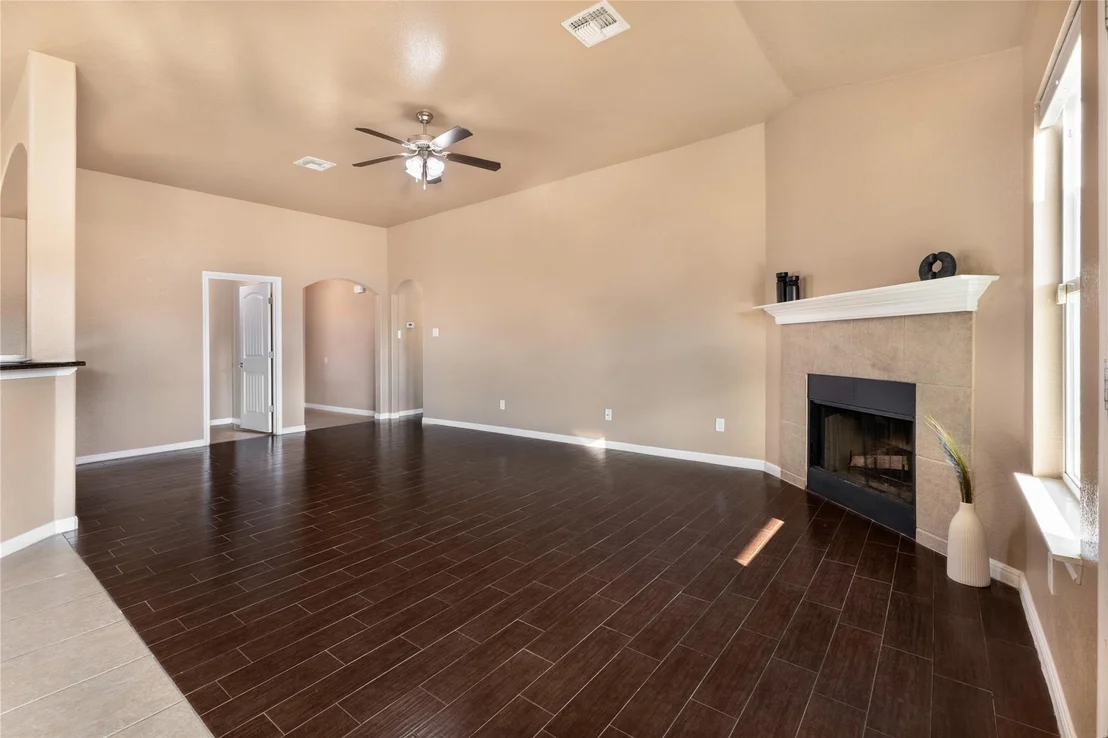 Photo of 606 W Libra DR