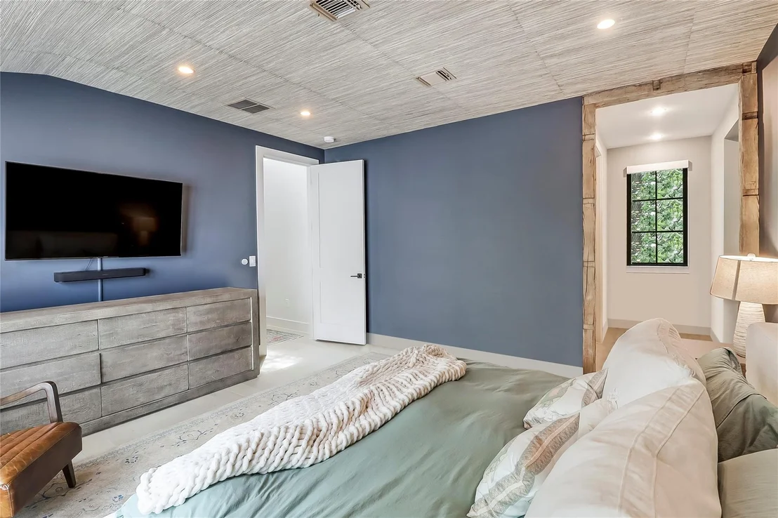 Photo of 1402 Drake Ave