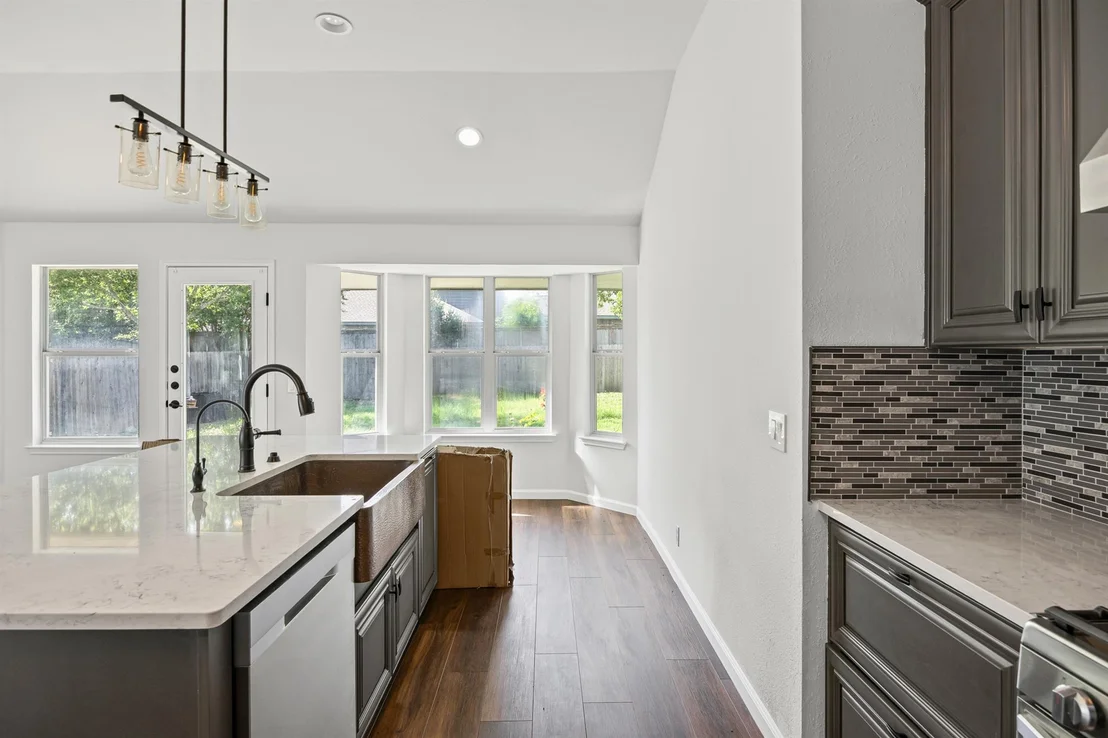 Photo of 904 Honeysuckle DR