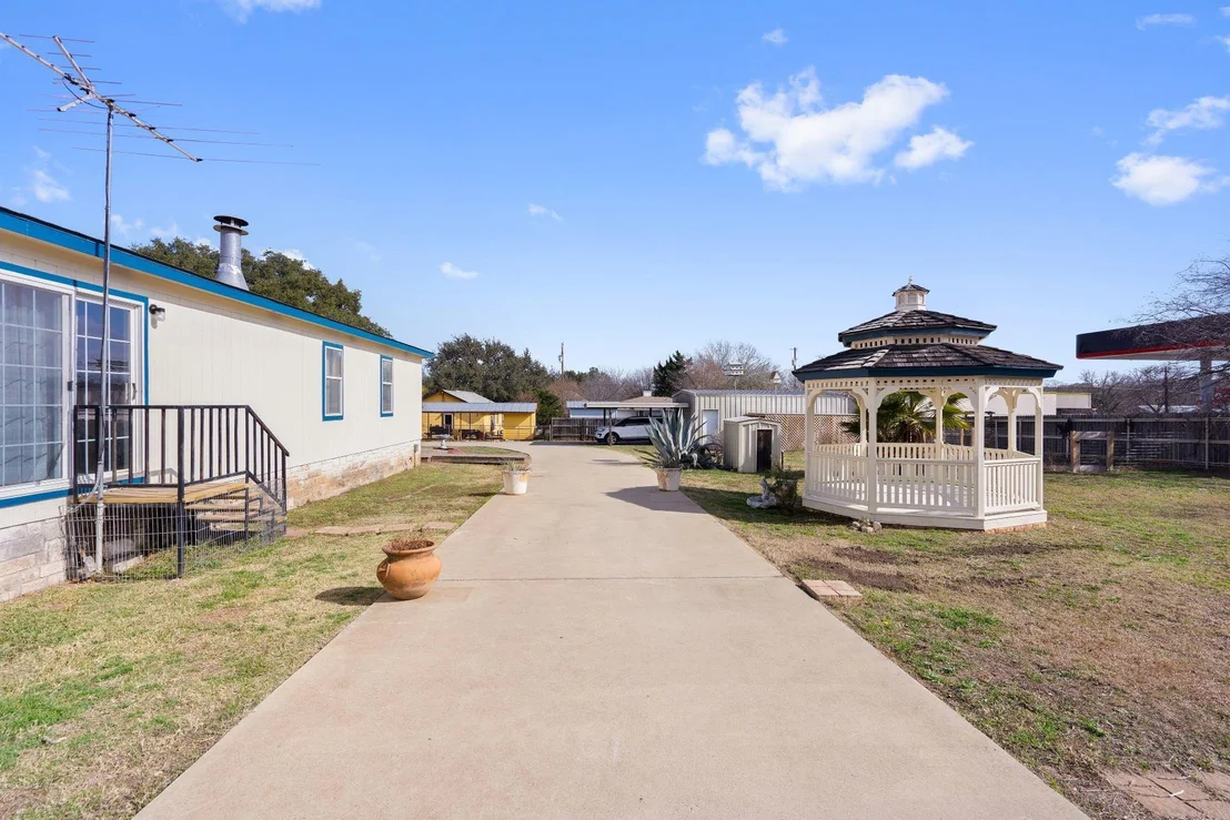 Photo of 502 E Pecan DR