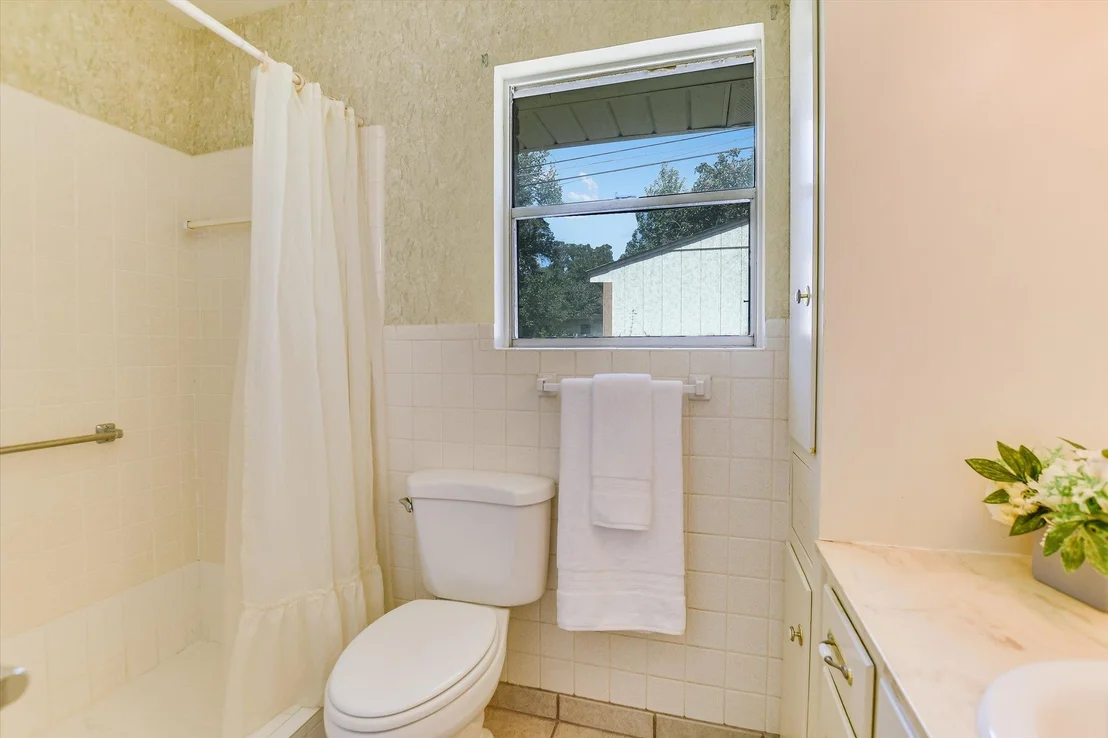 Photo of 1900 Burbank ST