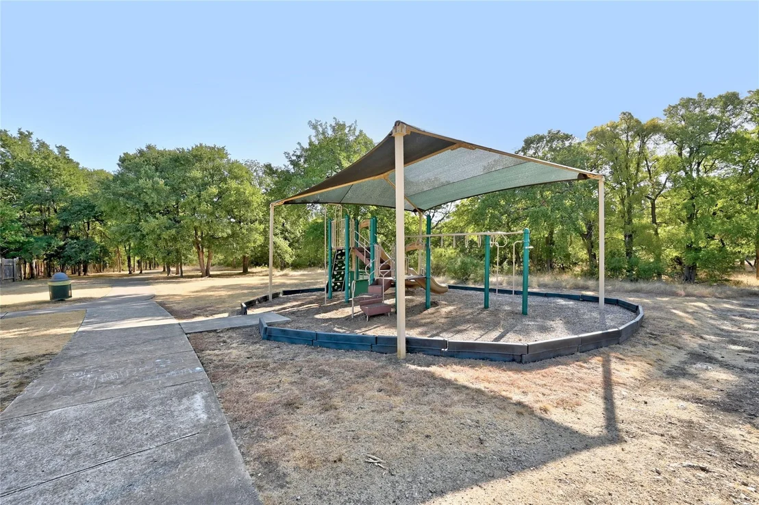 Photo of 329 Cullen BLVD
