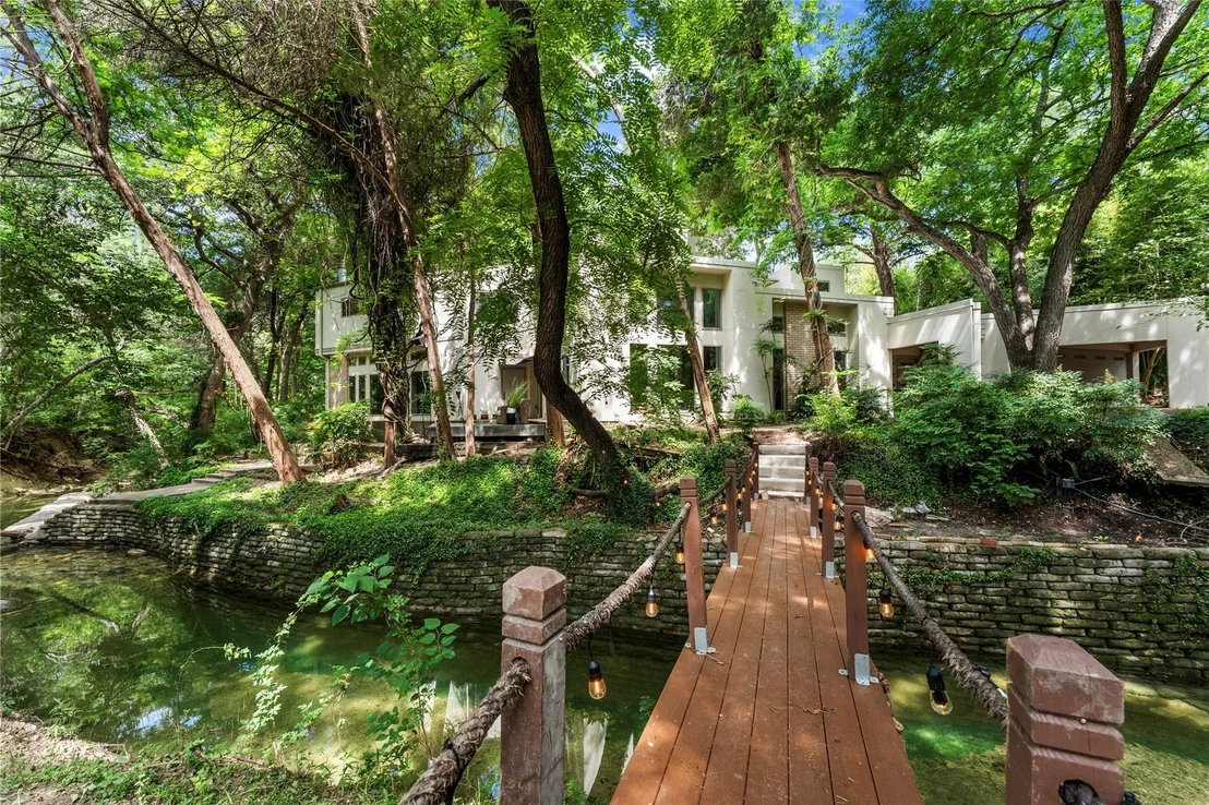 Photo of 3001 White Oak DR