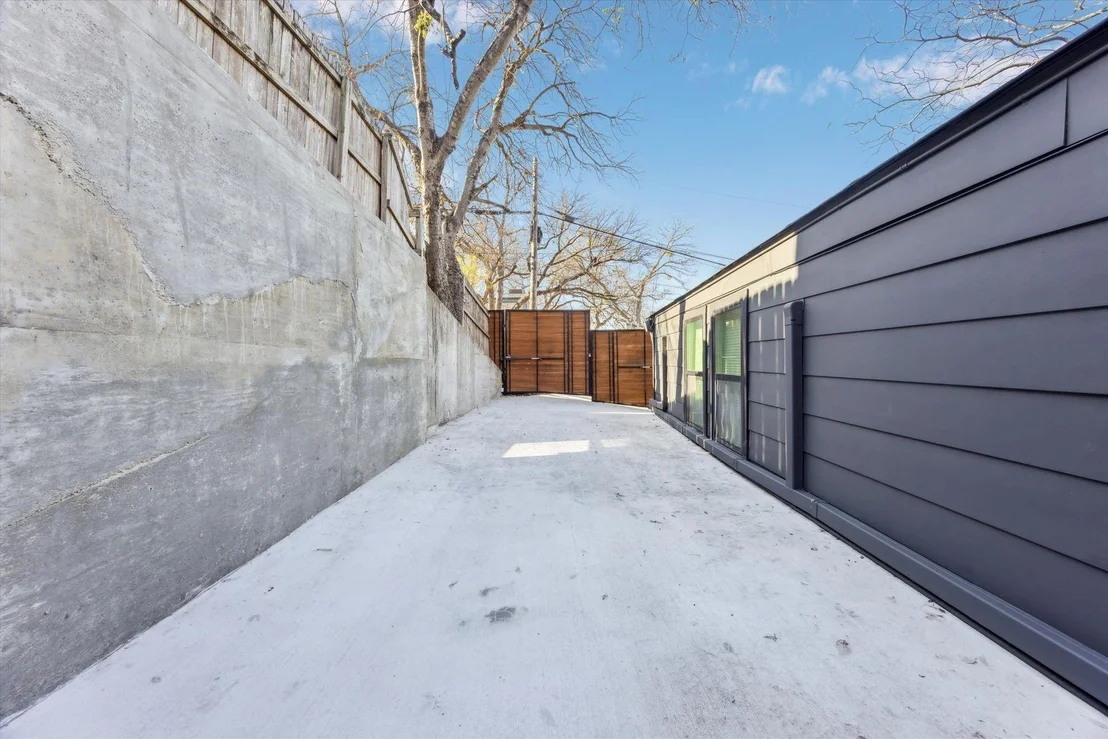 Photo of 1117 W 9th ST
