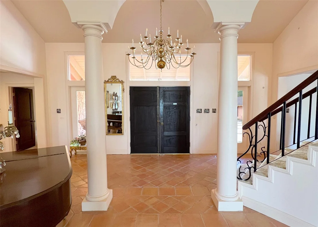 Photo of 1700 Lakeshore DR