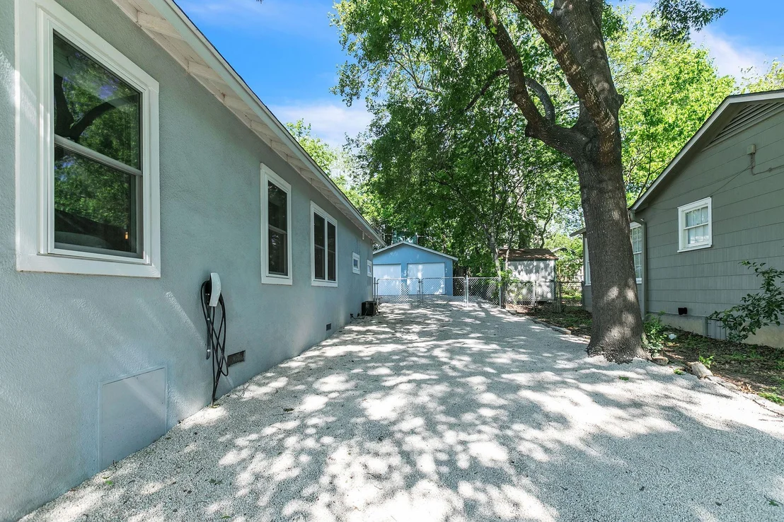 Photo of 1308 KINNEY Ave