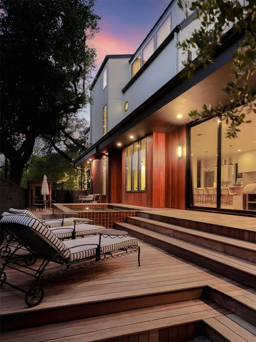 Photo of 800 W James ST