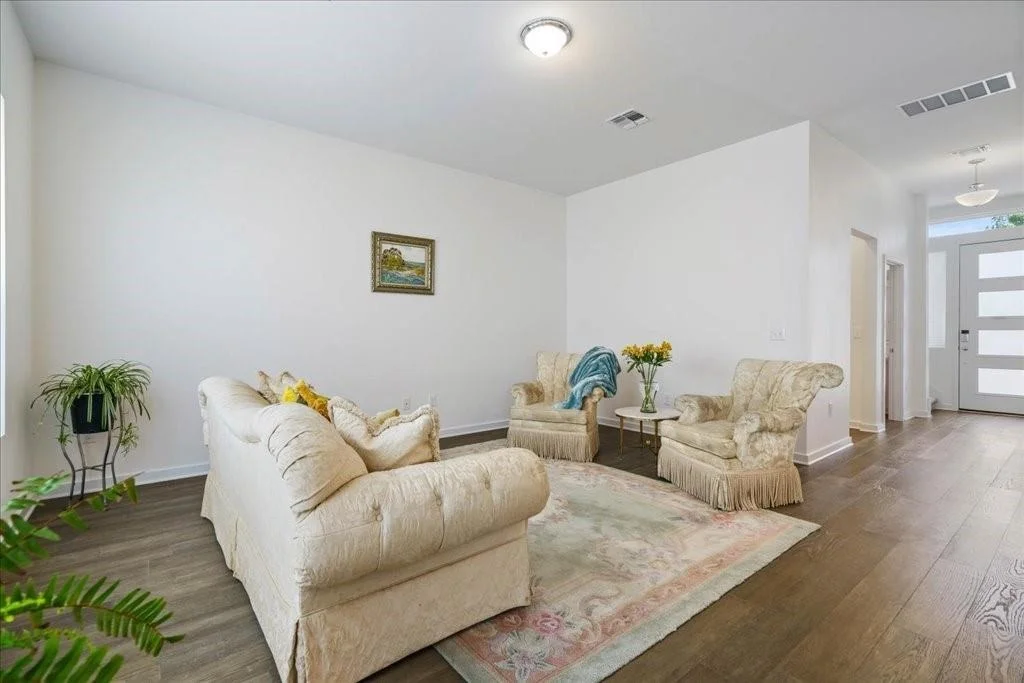 Photo of 15004 Forum Ave