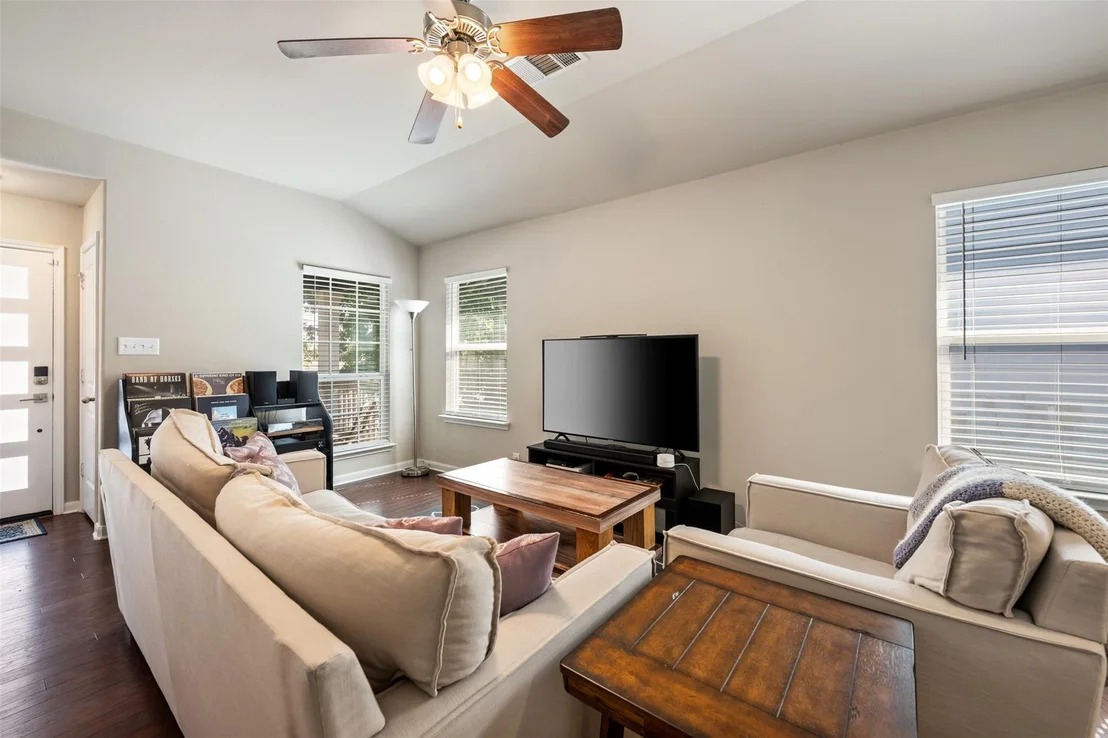 Photo of 924 Lost Pines LN