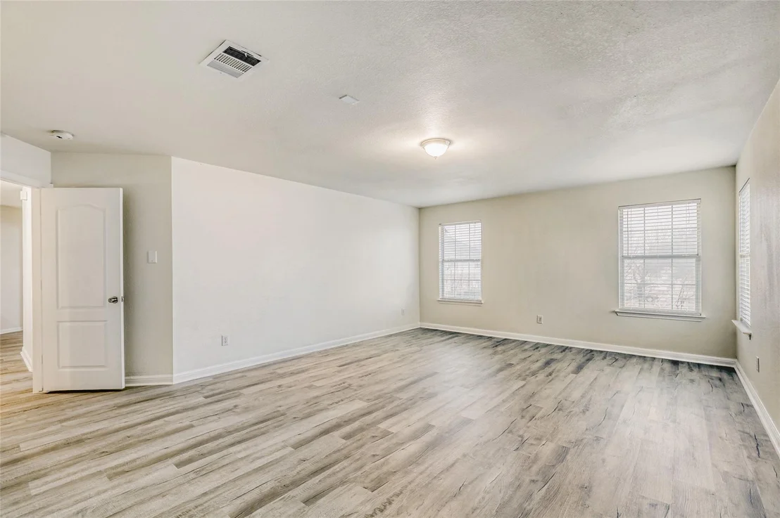 Photo of 113 Silver Lace LN