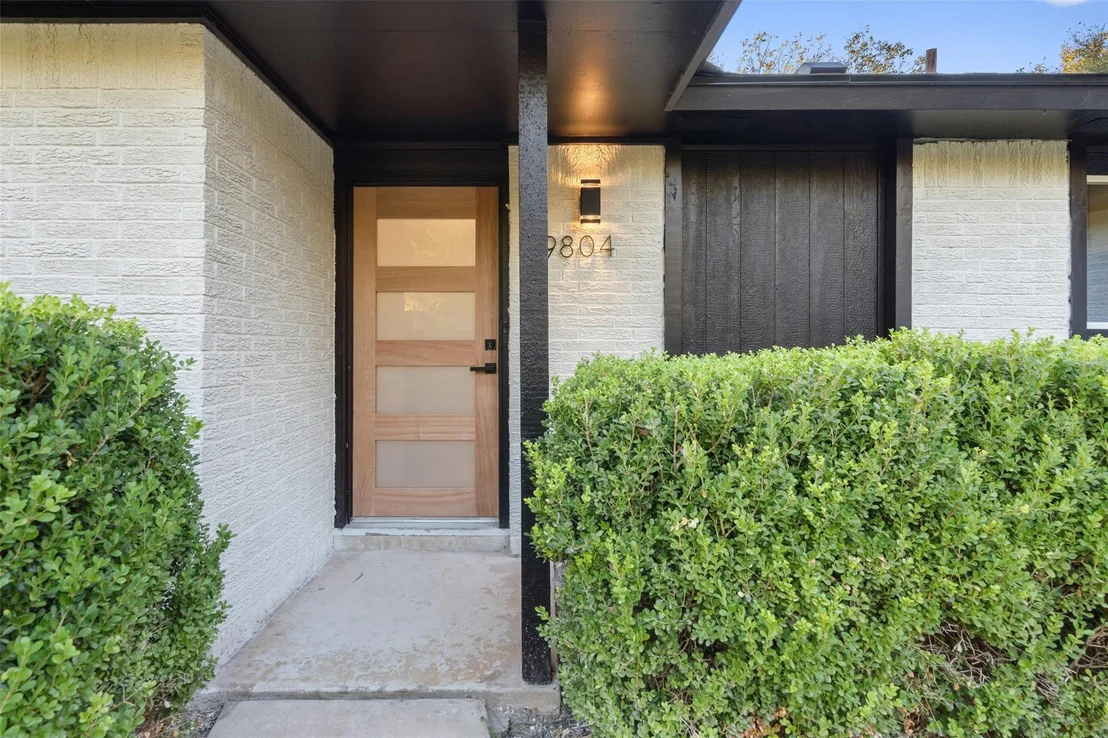 Photo of 9804 OAK HOLLOW DR