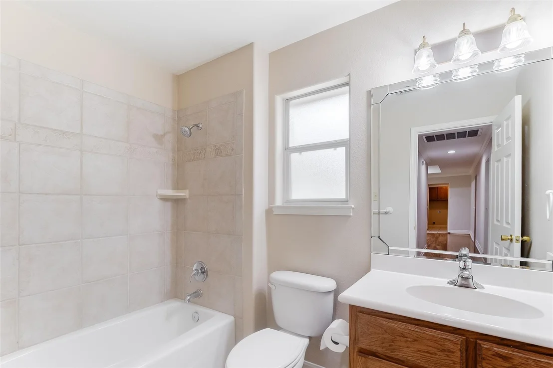Photo of 220 Fox XING