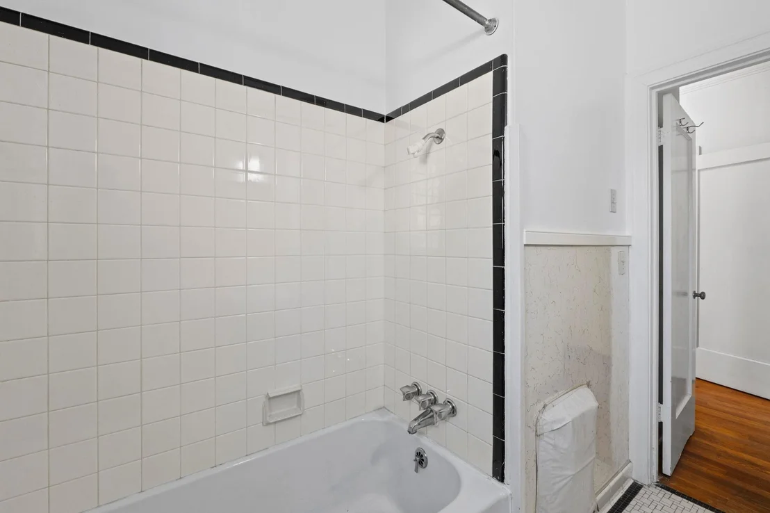 Photo of 810 E 45th ST