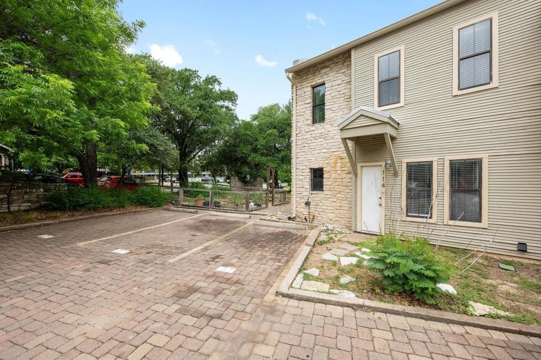 Photo of Unit 114 at 4401 Speedway ST