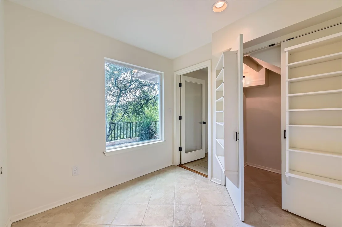 Photo of 1901 Cresthaven DR