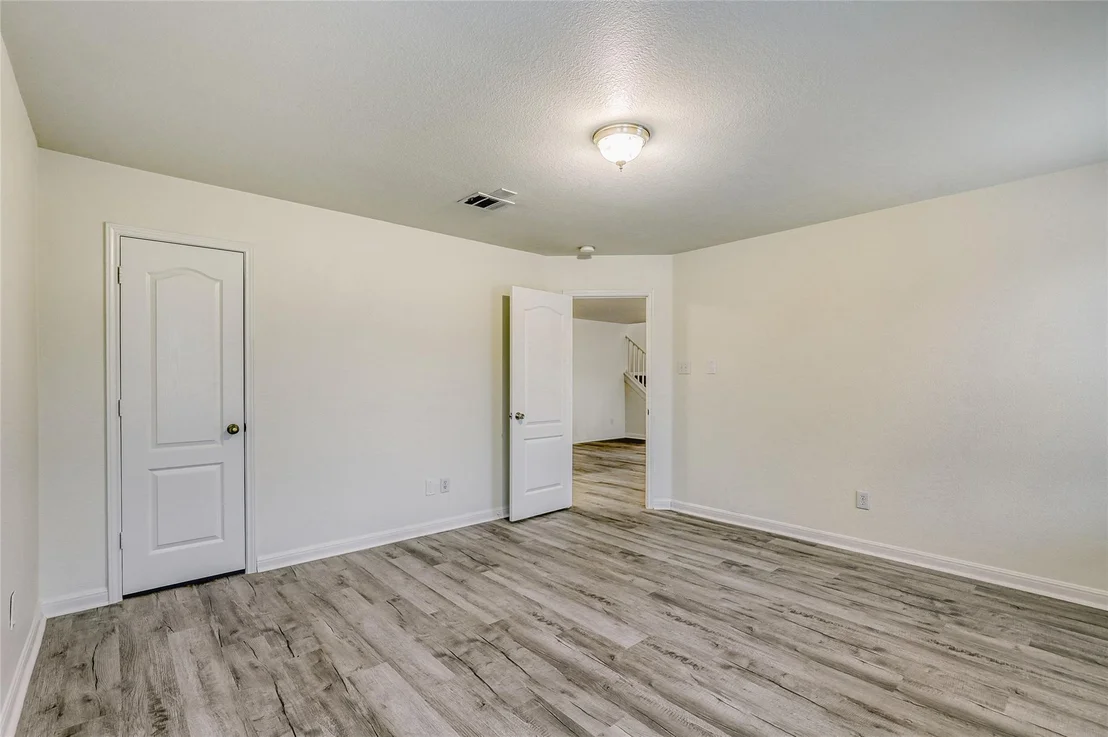 Photo of 113 Silver Lace LN