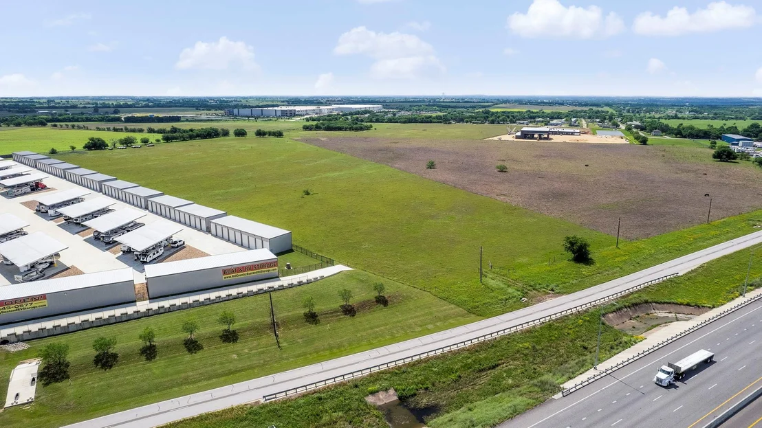 Photo of 6100 N Interstate 35 - 7 Acres