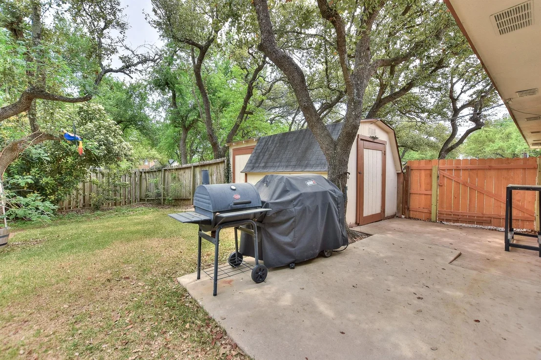 Photo of 527 W ESPARADA DR