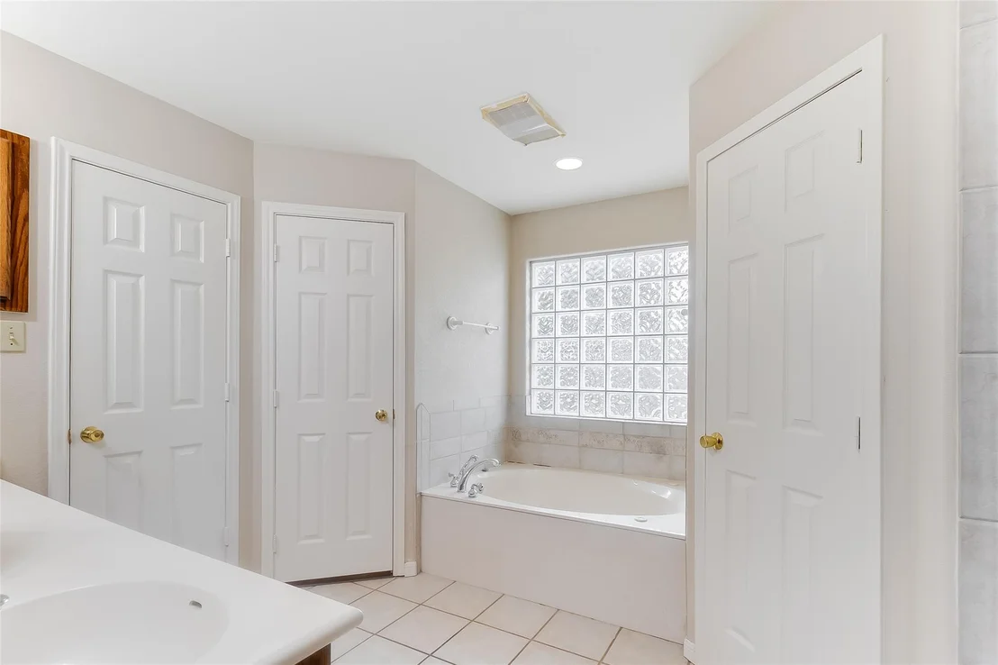 Photo of 220 Fox XING