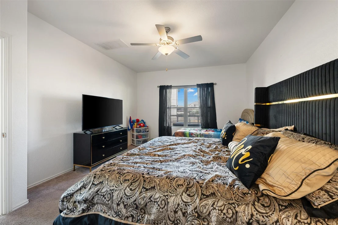 Photo of Unit 12F at 524 Circle WAY