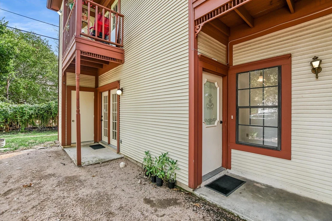 Photo of Unit 2 at 4015 SPEEDWAY