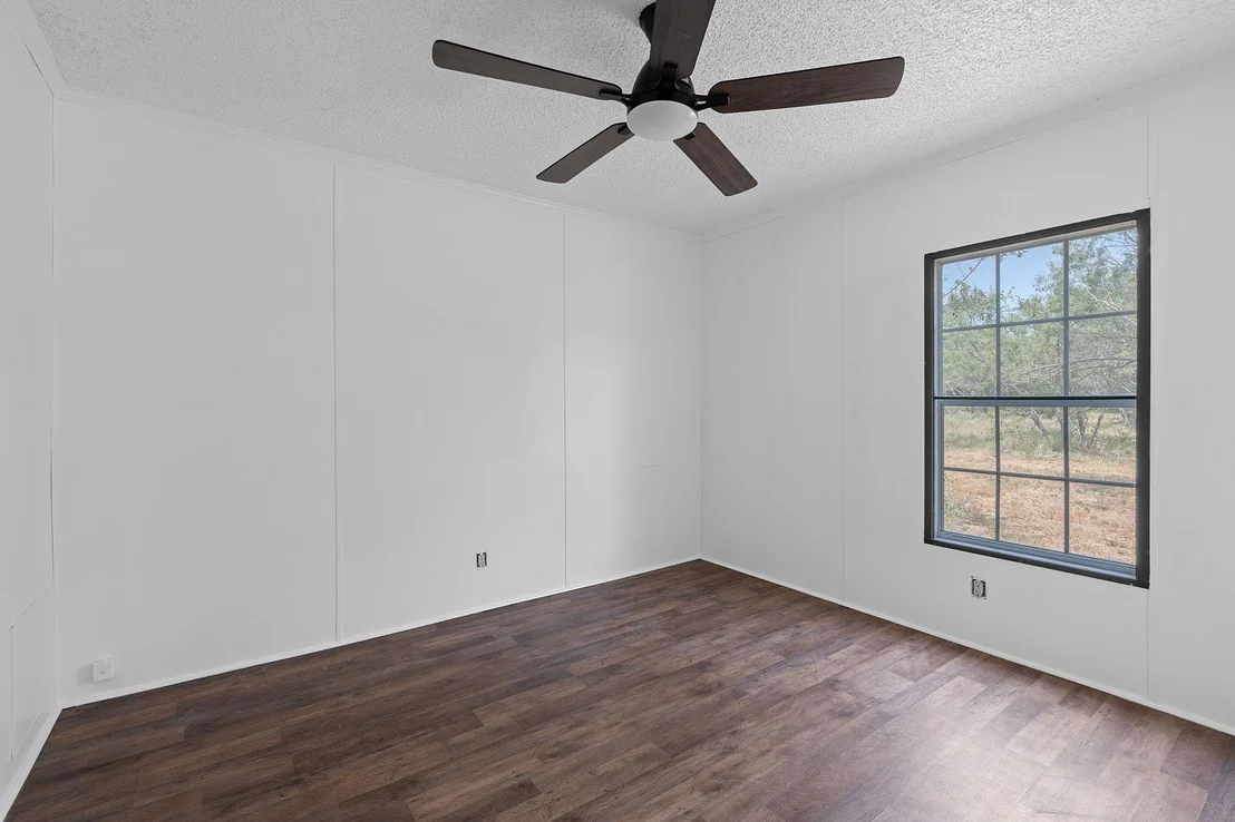 Photo of 1375 Plant RD