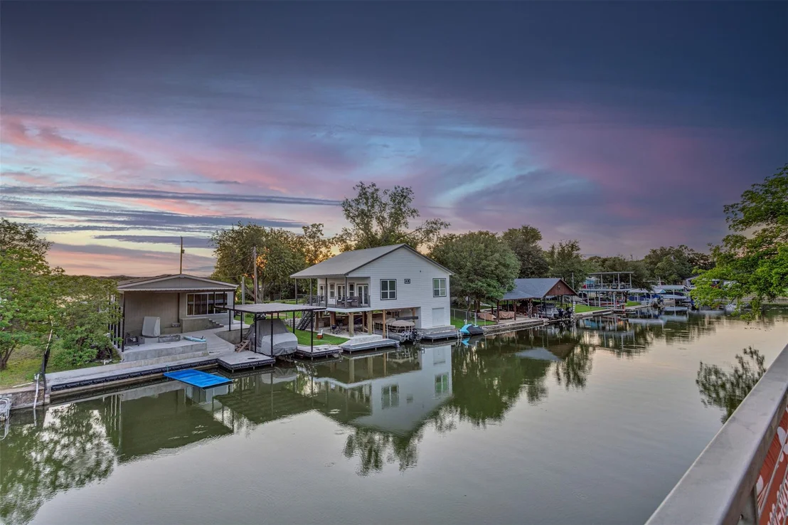 Photo of 702 Liveoak RD