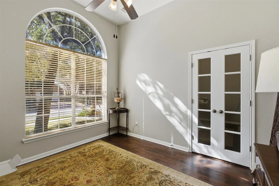 Photo of 526 Victoria DR