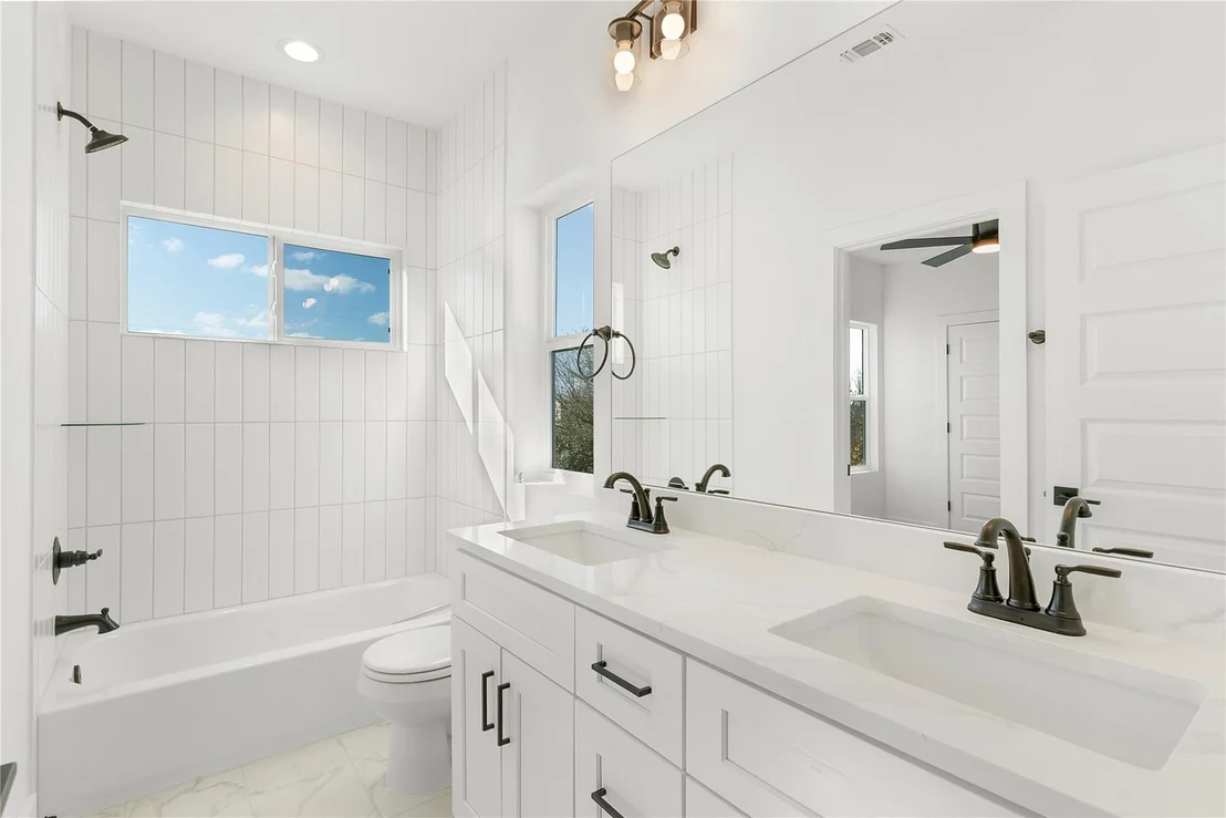 Photo of 105 Carmen CV
