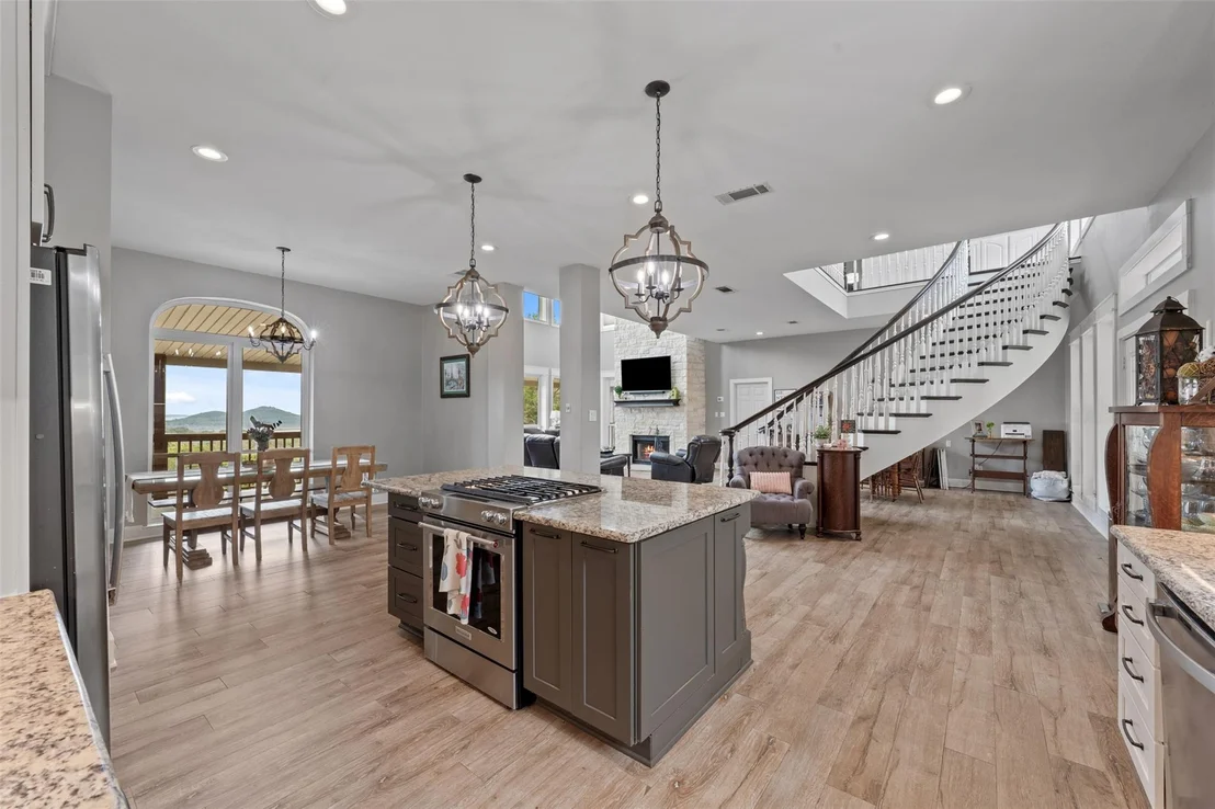 Photo of 5926 Lakeside DR