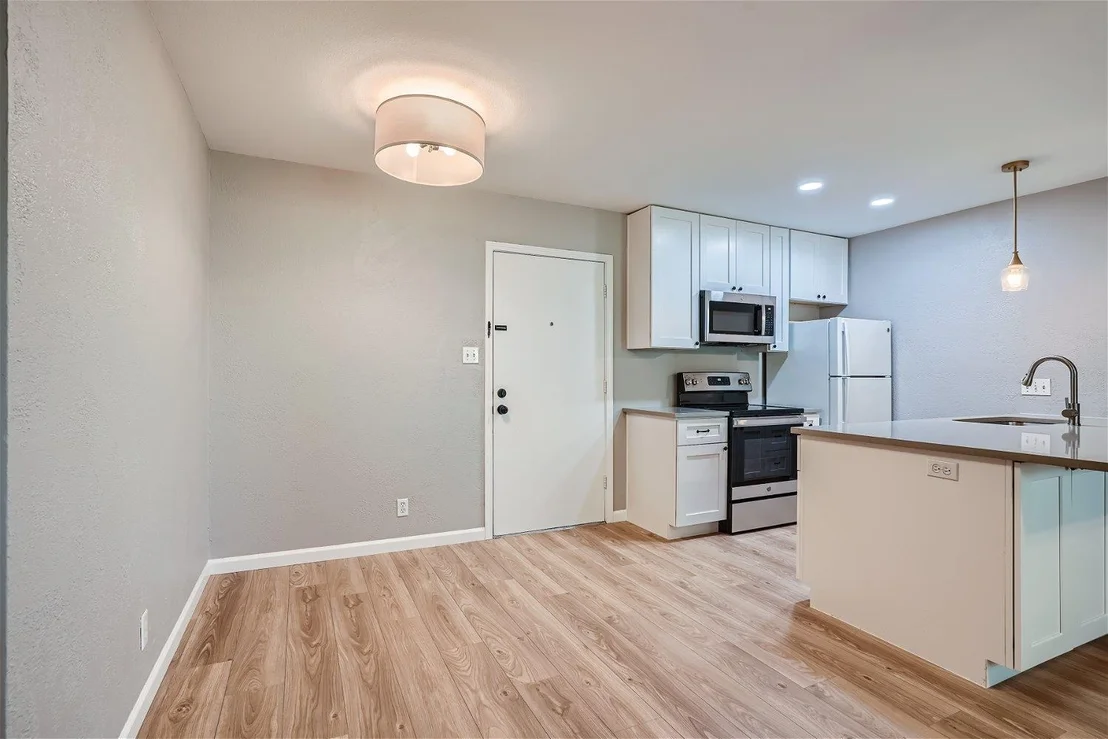 Photo of Unit 5 at 910 Duncan
