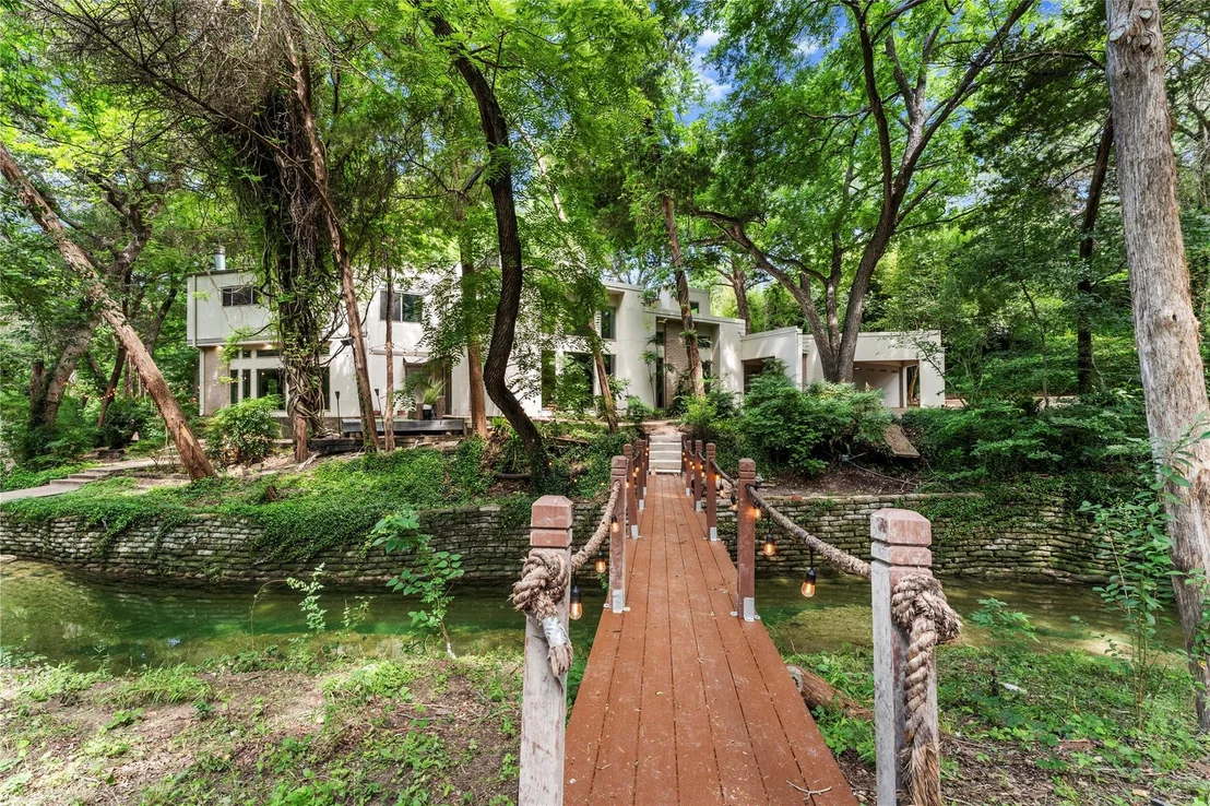 Photo of 3001 White Oak DR