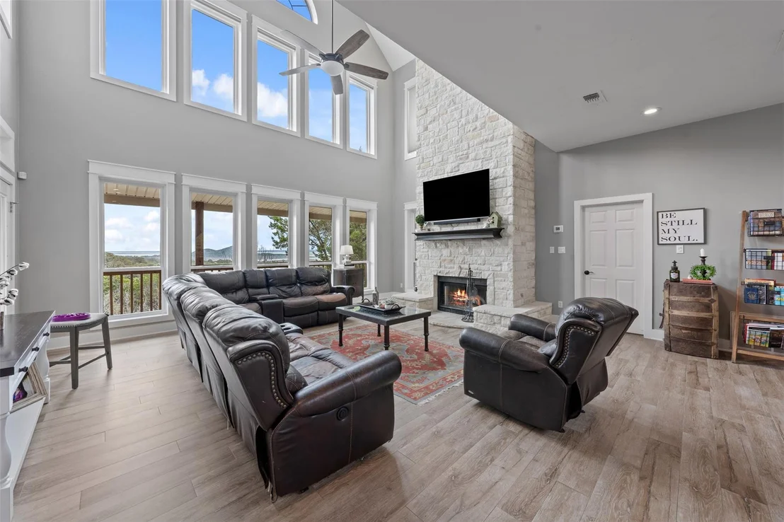 Photo of 5926 Lakeside DR