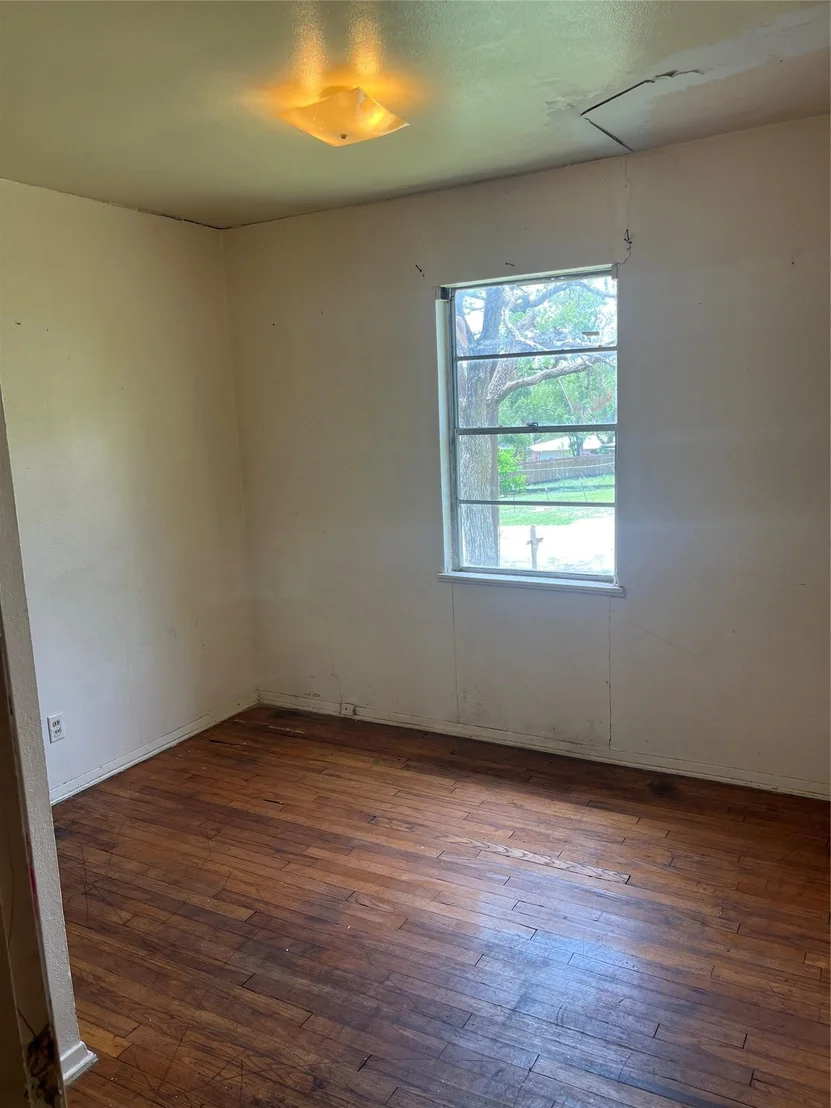 Photo of 4307 Leslie Ave