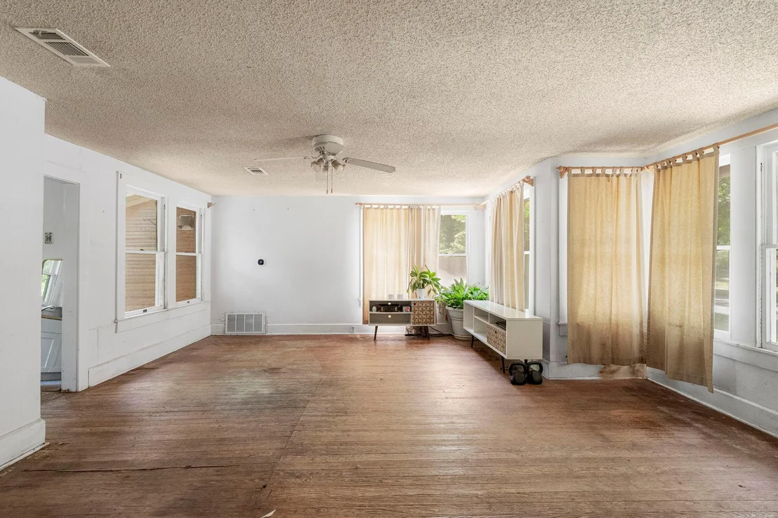 Photo of 304 W 42nd ST