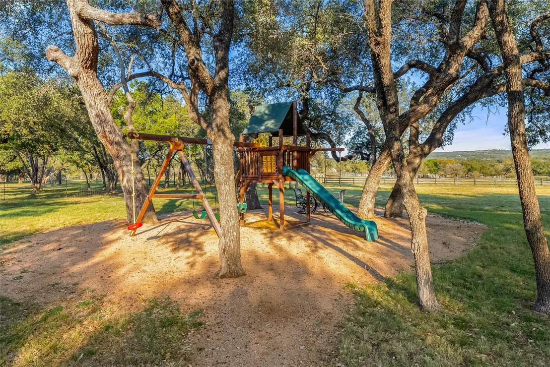 Photo of 945 Rivercliff DR