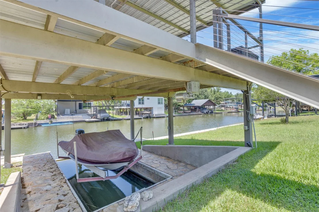Photo of 702 Liveoak RD