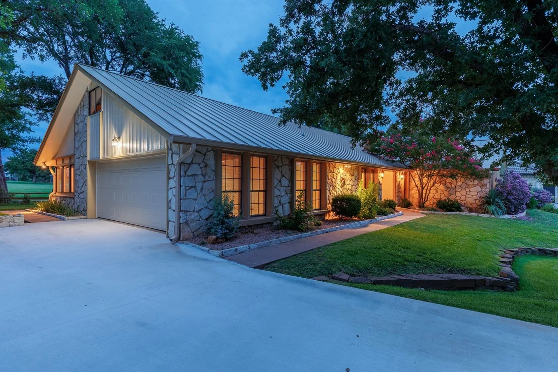 Photo of 2820 Aurora