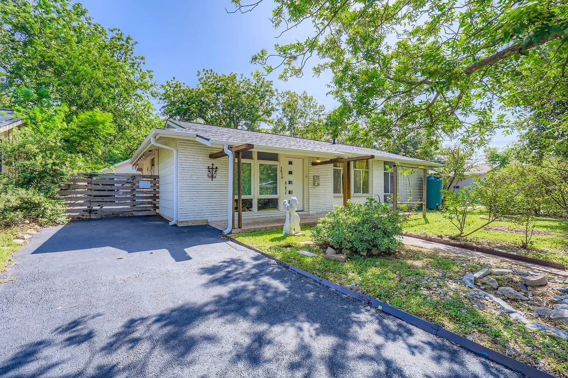 Photo of 1610 Broadmoor DR